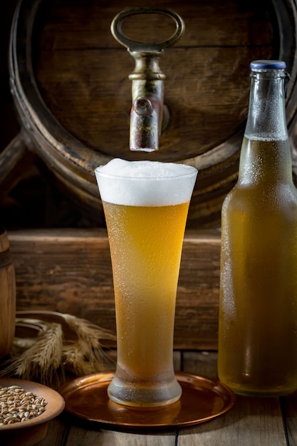 Photo bière légère dans un verre à bière sur un fond ancien.