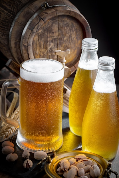 Bière légère dans un verre à bière sur un fond ancien.