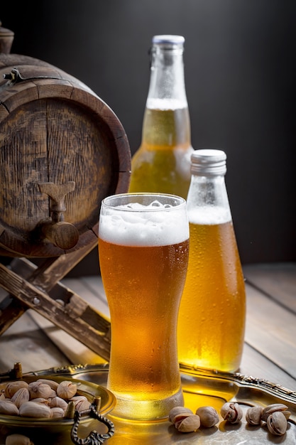 Photo bière légère dans un verre à bière sur un fond ancien.