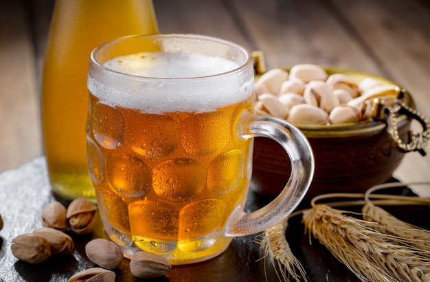 Bière légère dans un verre à bière sur un fond ancien.