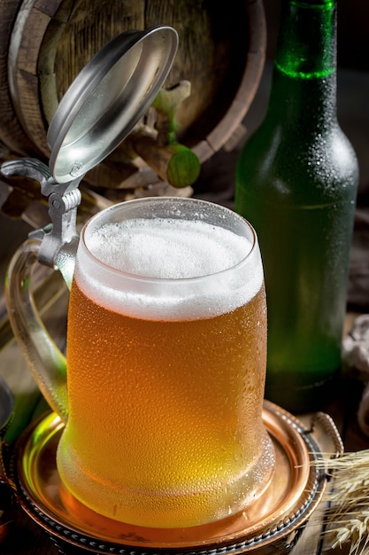 Bière légère dans un verre à bière sur un fond ancien.