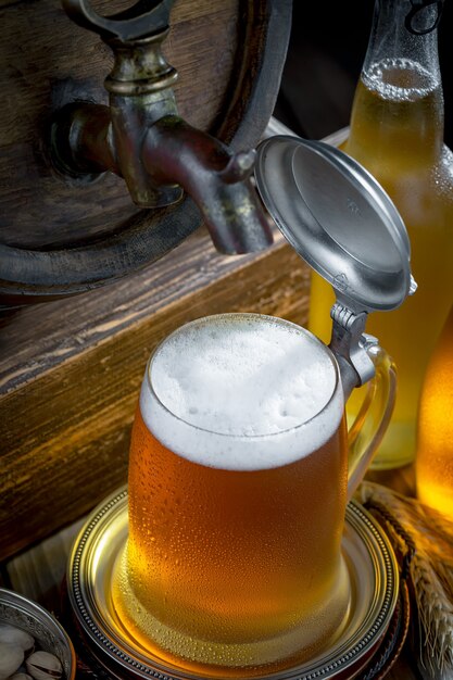 Bière légère dans un verre à bière sur un fond ancien.