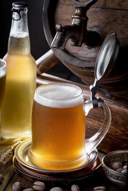 Bière légère dans un verre à bière sur un fond ancien.