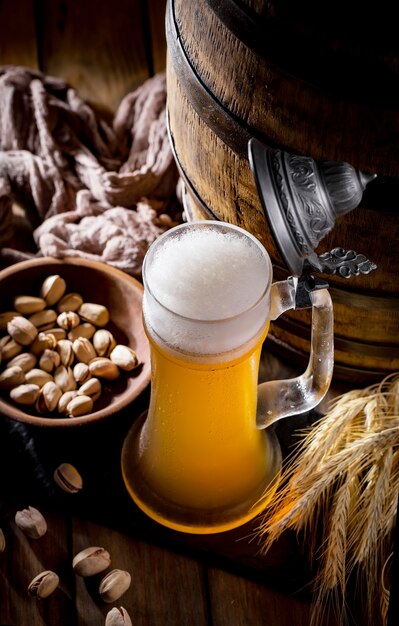 Bière légère dans un verre à bière sur un fond ancien.