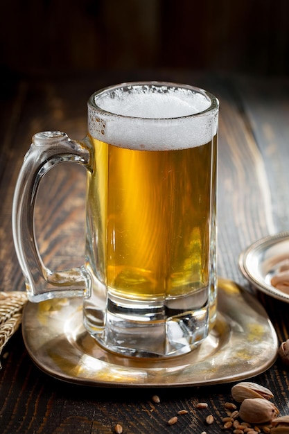 Bière légère dans un verre sur un fond ancien