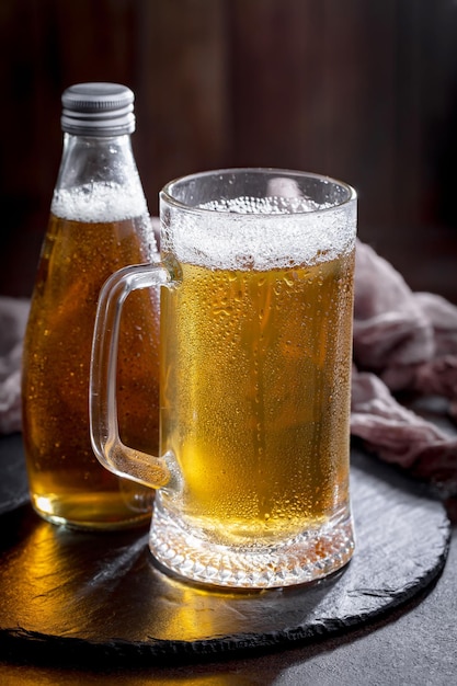 Bière légère dans un verre sur un fond ancien