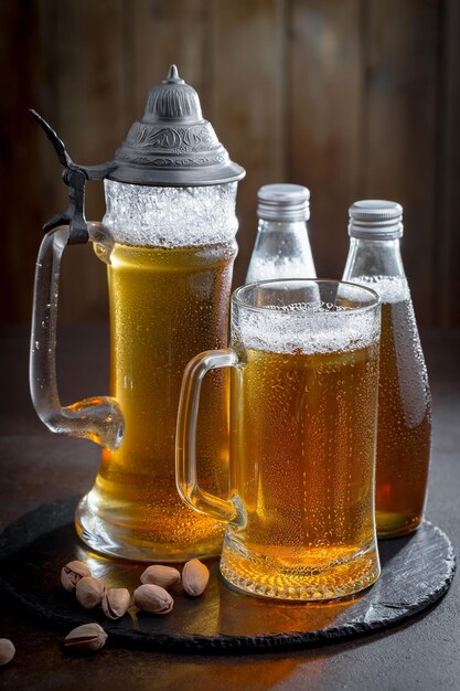 Bière légère dans un verre sur un fond ancien