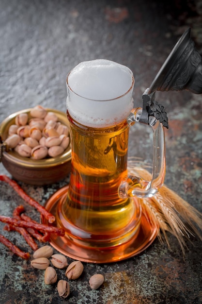 Bière légère dans un verre sur un fond ancien