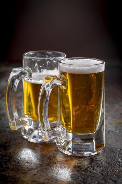 Bière légère dans un verre sur un fond ancien