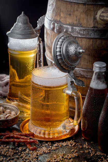 Bière légère dans un verre sur un fond ancien