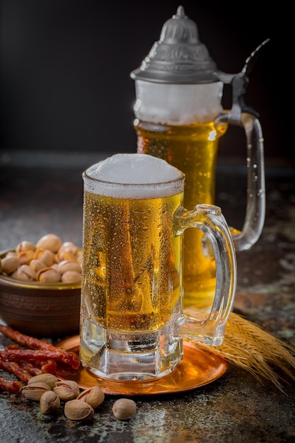 Bière légère dans un verre sur un fond ancien