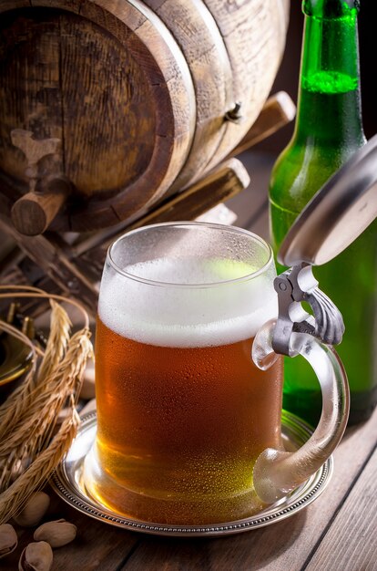 Bière légère dans un verre sur la table