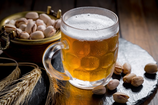 Bière légère dans un verre sur la table