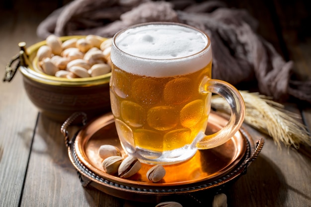 Bière légère dans un verre sur la table