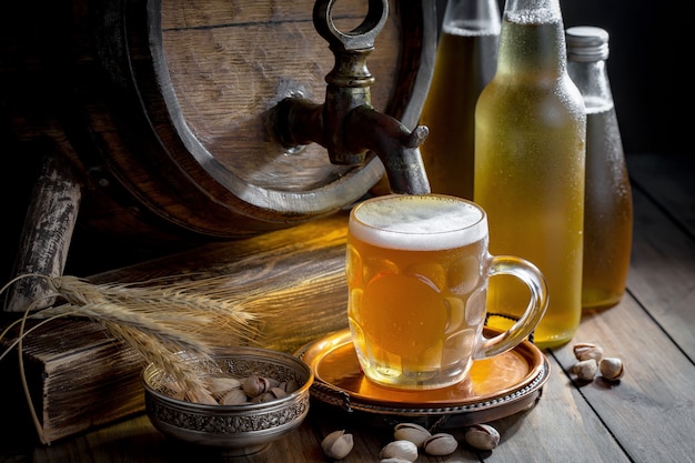 Bière légère dans un verre sur la table