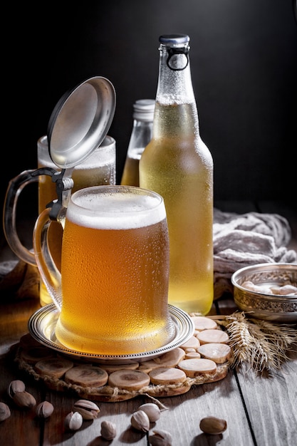 Bière légère dans un verre sur la table