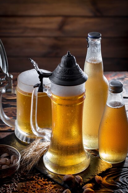 Bière légère dans un verre sur la table