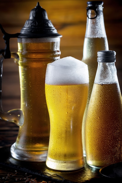 Bière légère dans un verre sur la table