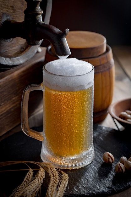 Bière légère dans un verre sur la table