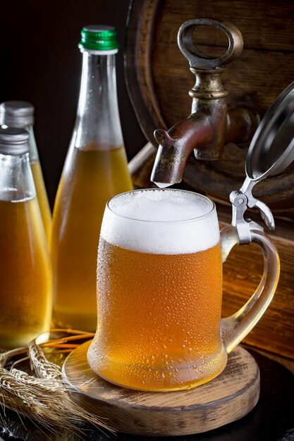 Bière légère dans un verre sur la table