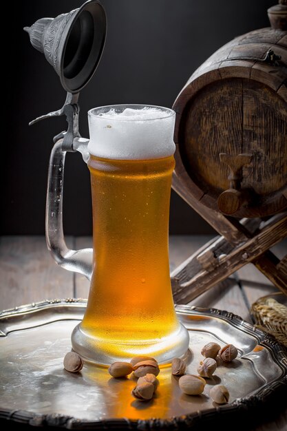 Bière légère dans un verre sur la table