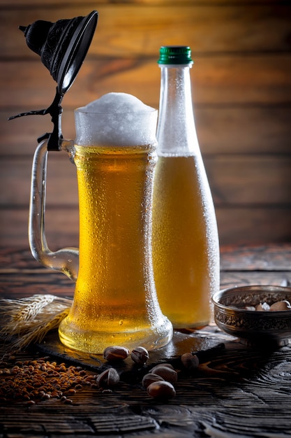 Bière légère dans un verre sur la table