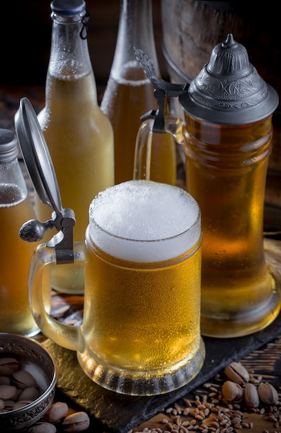 Bière légère dans un verre sur la table