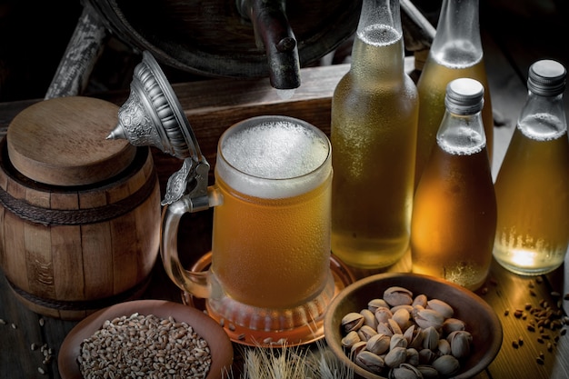 Bière légère dans un verre sur la table