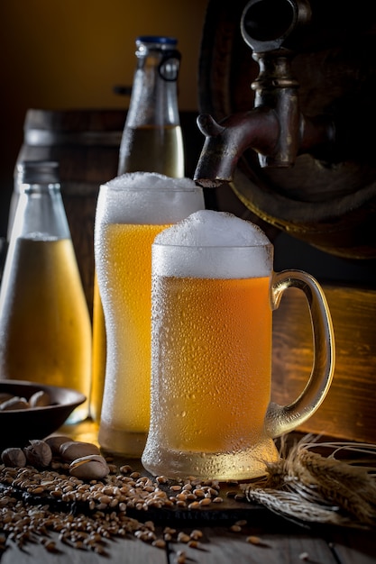 Bière légère dans un verre sur la table