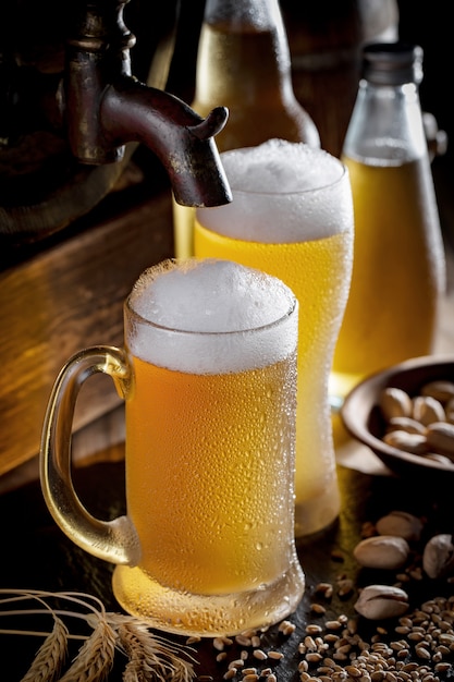 Bière légère dans un verre sur la table