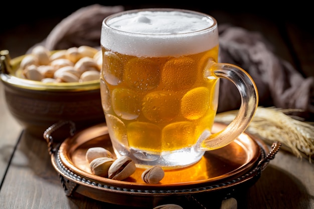 Bière légère dans un verre sur la table