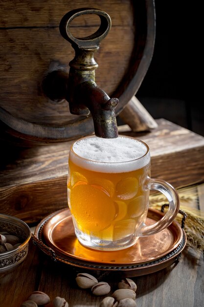 Photo bière légère dans un verre sur la table