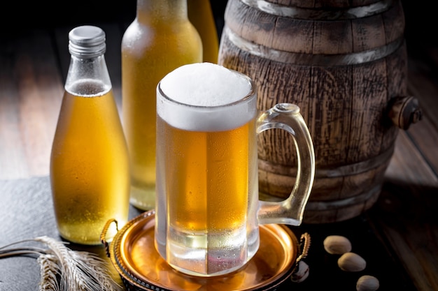 Bière légère dans un verre sur la table