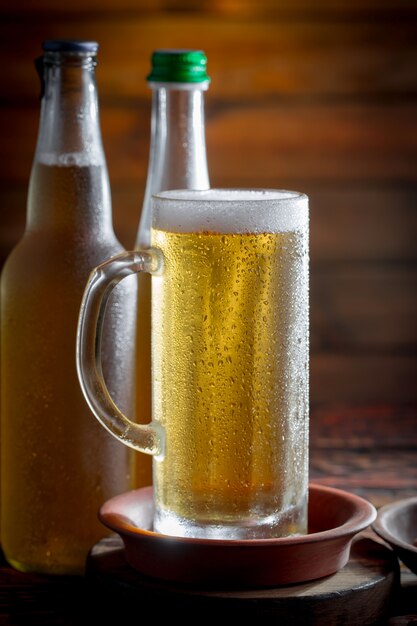 Bière légère dans un verre sur la table