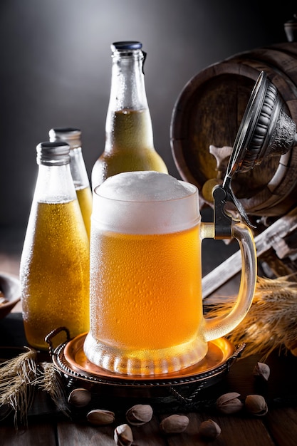 Bière légère dans un verre sur la table