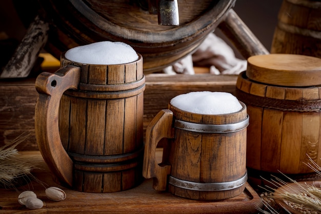 Bière légère dans un verre sur la table