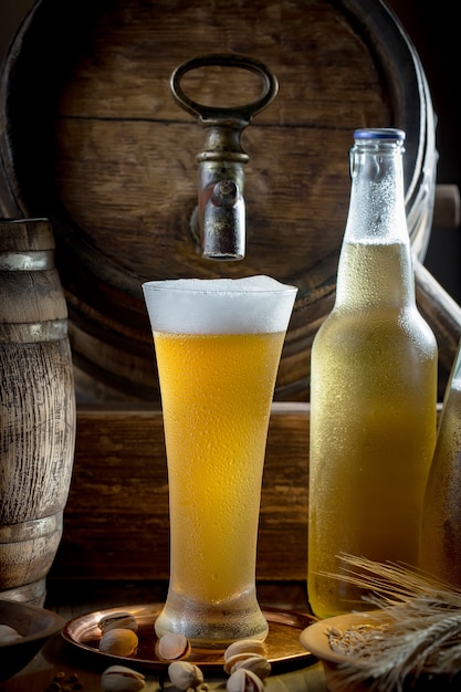 Bière légère dans un verre sur la table