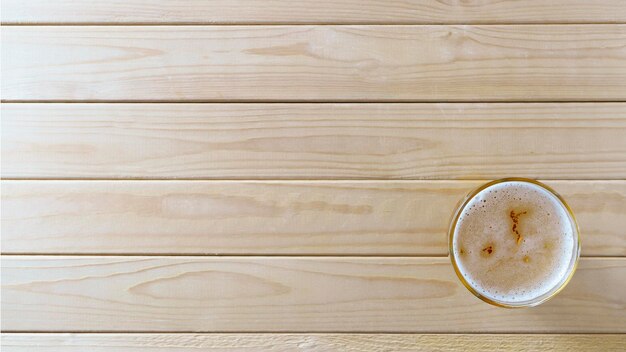 Bière légère en verre sur fond en bois avec vue de dessus de l'espace de copie