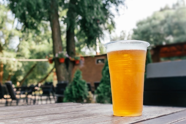 Bière légère en verre sur table en bois