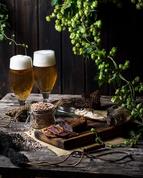 Bière nature morte avec des poissons et des bouteilles. Viande basturma. Oktoberfest. Poisson séché et viande séchée. Repas de pays