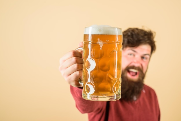 Bière pub temps de la bière homme barbu souriant avec de la bière artisanale de l'alcool mug habitude nocive brassage heureux