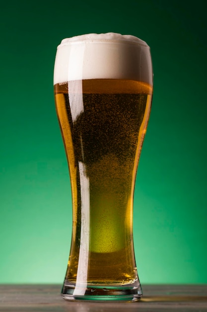 Bière de la Saint-Patrick sur fond vert