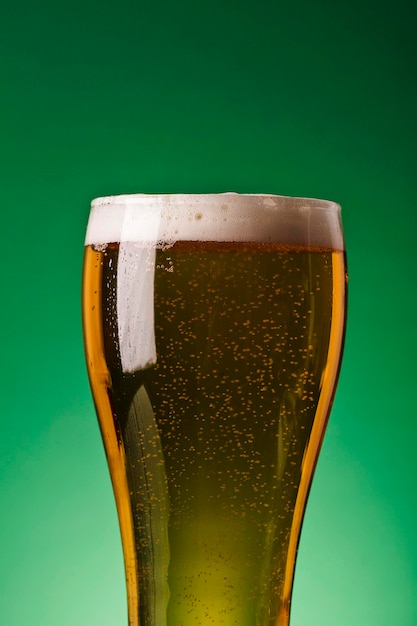 Bière de la Saint-Patrick sur fond vert