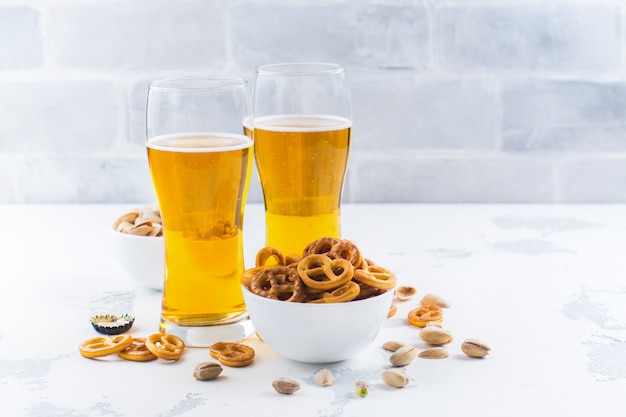 Bière et snacks sur blanc