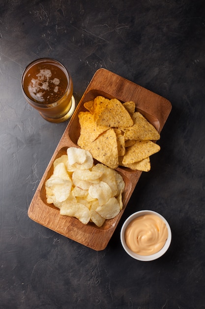 La bière avec des snacks sont des chips et des nachos.