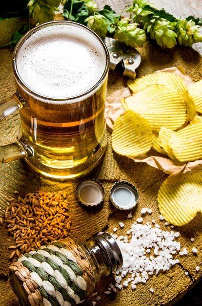 Bière de style rustique. Bière et frites sur une table en bois.