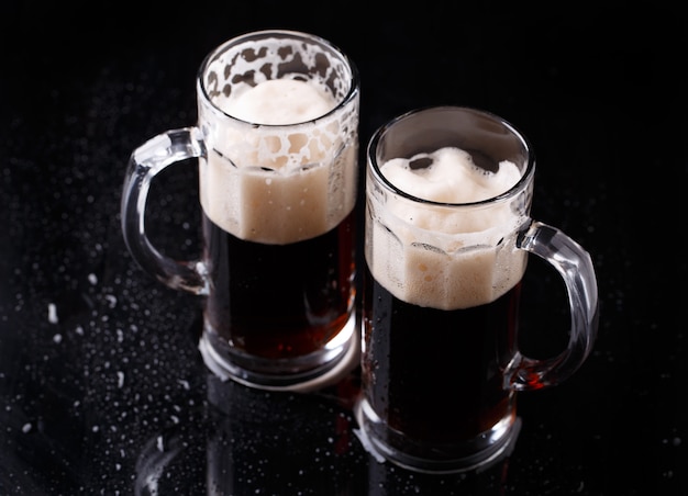 Bière sur table noire vide