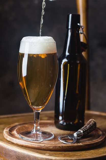 Bière en verre avec bouteille