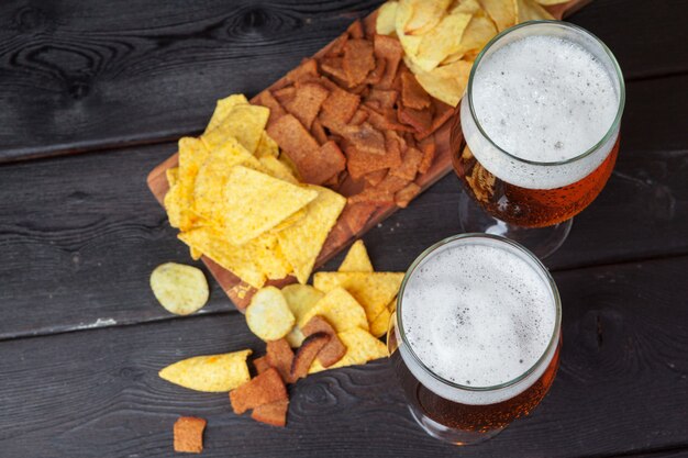 Photo bière en verre et des collations