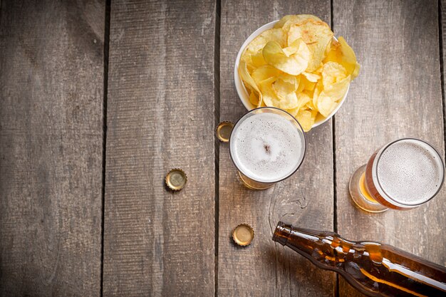 Bière en verre sur fond de bois